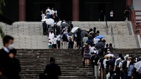 Para pelayat tampak antre untuk memberikan penghormatan terakhir kepada mantan Perdana Menteri Jepang di Kuil Zojoji Tokyo, Selasa (12/7).