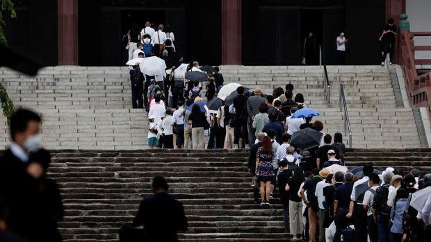 People gather to offer flowers at Zojoji Temple, where the funeral of late former Japanese Prime Minister Shinzo Abe, who was shot while campaigning for a parliamentary election, will be held, in Tokyo, Japan July 12, 2022. REUTERS/Kim Kyung-Hoon