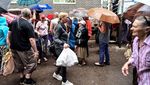 Mereka yang Harus Hujan-hujanan Demi Bantuan Makanan di Ukraina