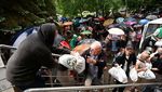 Mereka yang Harus Hujan-hujanan Demi Bantuan Makanan di Ukraina