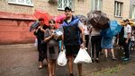 Mereka yang Harus Hujan-hujanan Demi Bantuan Makanan di Ukraina