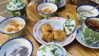Selain cangkir, motif blirik ini juga ada pada alat makan jadul lain seperti mangkuk dan mug. Tak ketinggalan ada piring kaleng yang enteng dan multifungsi. Foto: Instagram ciecielimut