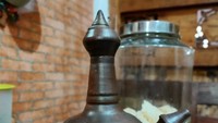 Apakah kamu tahu alat dapur ini? Yap! Kendi punya fungsi menyimpan air minum. Banyak orang menyukai suhu air yang lebih dingin dan adem saat disimpan di kendi. Foto: Instagram danieq_iw