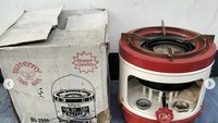 Milenial mungkin banyak yang tak tahu benda ini. Kompor minyak tanah harus dipasangi sumbu agar bisa berfungsi. Sesuai namanya, kompor ini pakai minyak tanah sebagai bahan bakarnya. Ada tuas juga untuk mengatur besar kecilnya api. Foto: Instagram lapakgout
