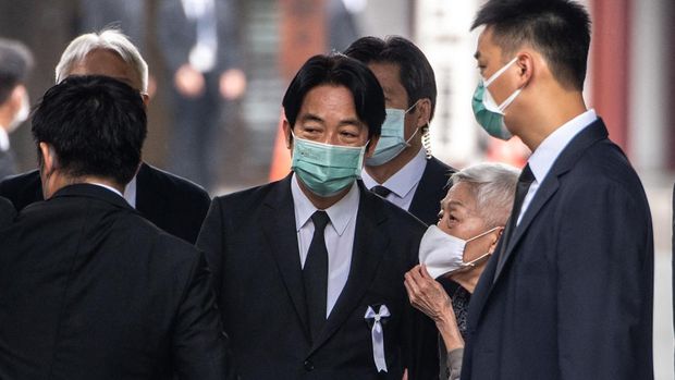 Taiwanese Vice President William Lai (C) attends the funeral of late former Japanese prime minister Shinzo Abe at the Zojoji Temple in Tokyo on July 12, 2022. (Photo by Philip FONG / AFP) (Photo by PHILIP FONG/AFP via Getty Images)