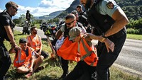 Aktivis lingkungan ini melakukan aksi duduk-duduk pada rute yang akan dilintasi pebalap TDF 2022.  Rute ini dari Kota Morzine ke Kota  Megève sepanjang 145 km. 