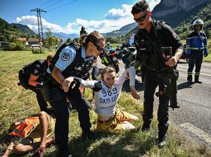 Upss... Aksi Aktivis Ini Bikin Pebalap Tour de France Nggak Bisa Lewat