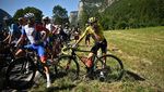 Upss... Aksi Aktivis Ini Bikin Pebalap Tour de France Nggak Bisa Lewat