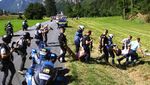 Upss... Aksi Aktivis Ini Bikin Pebalap Tour de France Nggak Bisa Lewat