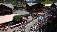 Pebalap melewati pedesaan di pegunungan Alpen, Prancis. Balapan yang akan berlangsung hingga 24 Juli mendatang tidak hanya menyuguhkan olahraga namun memamerkan keindahan wisata dan lanskap Prancis. (Getty Images/Alex Broadway)