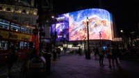 Awalnya, hanya beberapa orang saja yang memperhatikan layar di kawasan Picadilly Circus tersebut.
