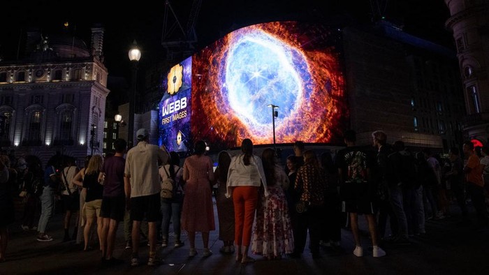 1408317792 LONDON, ENGLAND - JULY 12: A general view of the broadcast of NASA's first images from James Webb Space Telescope to screens in Picadilly Circus on July 12, 2022 in London, England. The imagery from the James Webb Space Telescope was also broadcast to screens in Times Square as part of a global collaboration between Landsec and NASA. (Photo by Ricky Vigil/Getty Images)