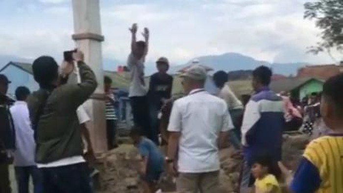 Akses jalan perumahan di Cianjur yang ditembok warga.