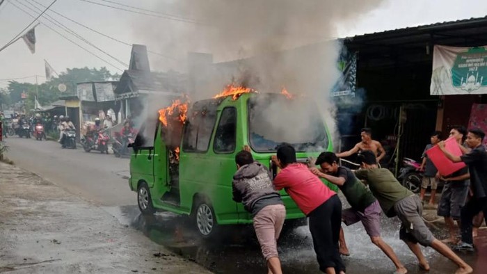 Angkot terbakar di Bogor