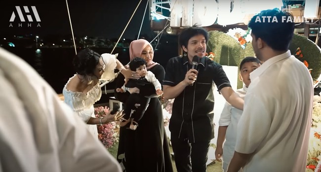 Di momen perayaan ulang tahunnya itu tampak sang bunda, Krisdayanti turut hadir dan mengajak kedua anaknya, Amora dan Kellen. Adik Atta, Thariq Halilintar juga tampak ikut memeriahkan acara ulang tahun Aurel tersebut. Foto: YouTube/AH