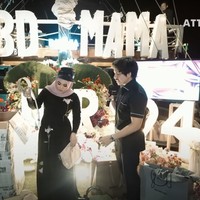 Setelah masing-masing keluarga yang hadir memberikan ucapan selamat ulang tahun ke Aurel, acara dilanjutkan dengan pemberian kado cukup besar yang telah dipersiapkan oleh Atta untuk Aurel. Ternyata kado tersebut berisi beragam barang-barang mewah dan bermerek. Mulai dari selendang, topi, ikat pinggang, sepatu, hingga tas. Foto: YouTube/AH