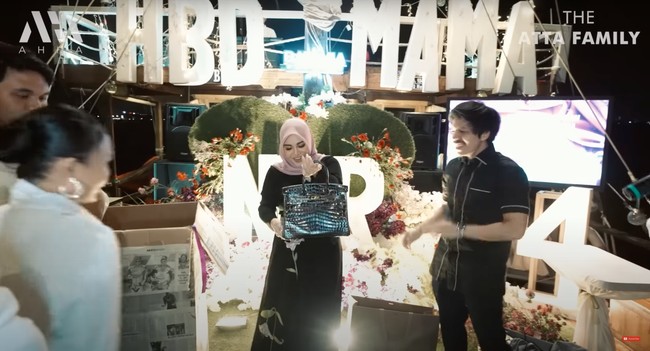 Aurel juga mendapat hadiah tas mewah dari merek ternama Hermes yang sudah membuatnya begitu bahagia. Hermes Birkin 30 Bordeaux Porosus Crocodile Gold Hardware itu harganya diperkirakan mencapai Rp 1 miliar. Foto: YouTube/AH