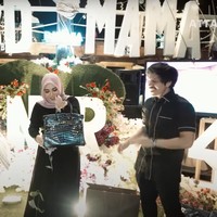 Aurel juga mendapat hadiah tas mewah dari merek ternama Hermes yang sudah membuatnya begitu bahagia. Hermes Birkin 30 Bordeaux Porosus Crocodile Gold Hardware itu harganya diperkirakan mencapai Rp 1 miliar. Foto: YouTube/AH