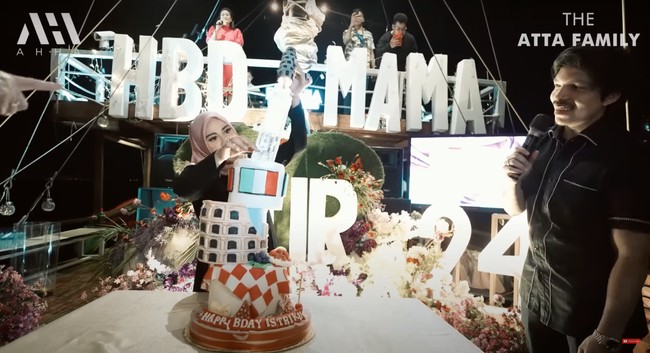 Setelah membuka beragam hadiah mewah dari sang suami, Aurel kembali mendapat kejutan melalui kue ulang tahunnya. Kue ulang tahun unik yang dilengkapi dengan tulisaan Happy Bday Istriku itu tampak memiliki sisi atas yang bisa ditarik. Foto: YouTube/AH