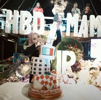 Setelah membuka beragam hadiah mewah dari sang suami, Aurel kembali mendapat kejutan melalui kue ulang tahunnya. Kue ulang tahun unik yang dilengkapi dengan tulisaan Happy Bday Istriku itu tampak memiliki sisi atas yang bisa ditarik. Foto: YouTube/AH