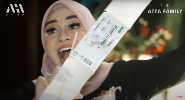 Ketika bagian atas kue ultah ditarik, keluarlah kertas berupa tiket ke Italia. Aurel pun terkejut karena pergi ke Italia sendiri rupanya sudah menjadi impiannya. Aurel mengatakan jika tadinya ia ingin menghabiskan waktu berbulan madunya di Italia. Namun karena saat itu sedang pandemi maka impiannya itu belum bisa terwujud. Foto: YouTube/AH