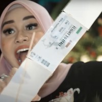 Ketika bagian atas kue ultah ditarik, keluarlah kertas berupa tiket ke Italia. Aurel pun terkejut karena pergi ke Italia sendiri rupanya sudah menjadi impiannya. Aurel mengatakan jika tadinya ia ingin menghabiskan waktu berbulan madunya di Italia. Namun karena saat itu sedang pandemi maka impiannya itu belum bisa terwujud. Foto: YouTube/AH