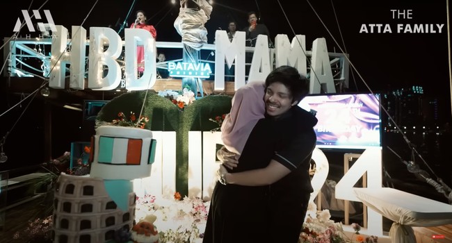 Merasa begitu bahagia mendapat kejutan yang begitu banyak dari sang suami, Aurel pun berulang kali berterima kasih dan memeluk suaminya. Keduanya tampak begitu mesra dan romantis. Foto: YouTube/AH