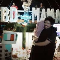 Merasa begitu bahagia mendapat kejutan yang begitu banyak dari sang suami, Aurel pun berulang kali berterima kasih dan memeluk suaminya. Keduanya tampak begitu mesra dan romantis. Foto: YouTube/AH