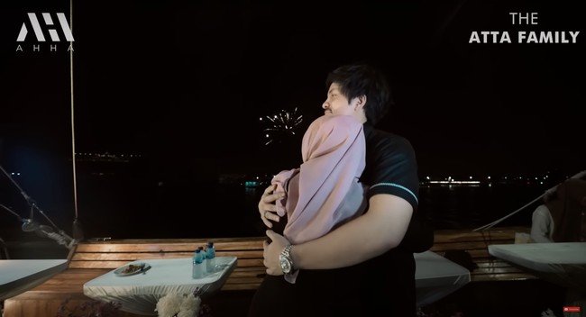 Acara kemudian dilanjutkan dengan menyaksikan kembang api bersama-sama dari kapal. Terlihat Atta yang memeluk istrinya dengan mesra. Foto: YouTube/AH