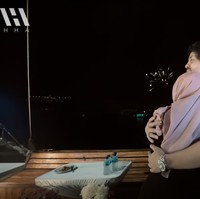 Acara kemudian dilanjutkan dengan menyaksikan kembang api bersama-sama dari kapal. Terlihat Atta yang memeluk istrinya dengan mesra. Foto: YouTube/AH