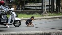 Kabel yang melintang itu akan membayakan pengendara yang melintas.