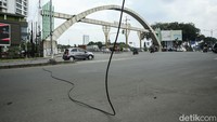 kabel yang putus itu melintang di kedua jalur Jalan Cempaka Margahayu.