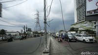 Sejumlah kendaraan melintas di Jalan Cempaka Margahayu, Bekasi Timur, Rabu (13/7/2022).