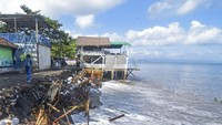 Begini penampakan bangunan kafe di Pantai Mapak Indah, Kelurahan Jempong Baru, Mataram, NTB, yang terancam amblas akibat abrasi pantai.