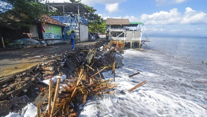 Bahaya, Bangunan Kafe di NTB Terancam Amblas Gegara Abrasi Gelombang tinggi dan pasang yang terjadi di wilayah Mataram, NTB, mengancam bangunan kafe milik warga. Bangunan kafe itu terancam amblas gegara abrasi pantai.