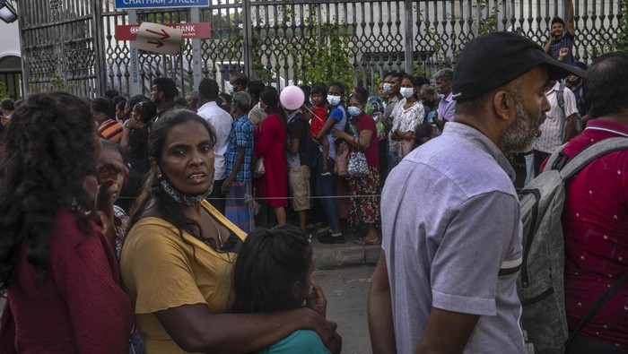 Rumah Presiden Sri Lanka masih terus didatangi massa. Seperti hendak memasuki tempat wisata, warga ramai-ramai antre untuk masuk ke sana.