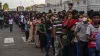 Selain karena penasaran, tak sedikit massa yang memanfaatkan kunjungan ke kediaman Presiden Sri Lanka ini untuk berwisata bersama anggota keluarga. (AP Photo/Rafiq Maqbool).  