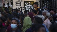 Tampak sejumlah orang tua mengajak serta anak-anak mereka saat mengantre untuk memasuki area rumah Presiden Sri Lanka. (AP Photo/Rafiq Maqbool).  