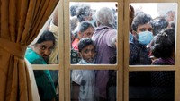 Sementara itu, Presiden Sri Lanka Gotabaya Rajapaksa dilaporkan telah meninggalkan negaranya menuju Maladewa, Rabu (13/7) pagi waktu setempat. Kepergiannya dilakukan sebelum rencana pengunduran dirinya sebagai presiden. (Dinuka Liyanawatte/Reuters).  