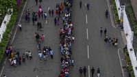 Dilansir dari kantor berita AFP, Rabu (13/7/2022), Rajapaksa sebelumnya telah berjanji pada akhir pekan untuk mengundurkan diri pada hari Rabu (13/7) ini, dan membuka jalan bagi transisi kekuasaan yang damai. ] (AP Photo/Rafiq Maqbool).