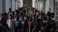 Penampakan antrean panjang warga Sri Lanka yang hendak masuk ke kediaman Presiden Sri Lanka di kawasan Kolombo, Selasa (12/7/2022). (AP Photo/Rafiq Maqbool).