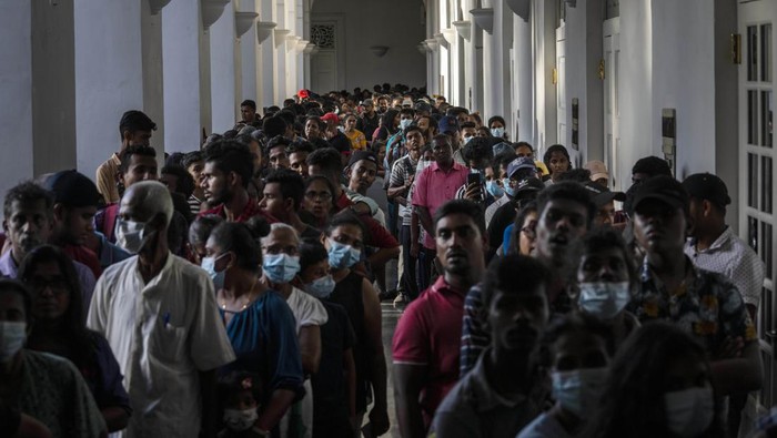 Rumah Presiden Sri Lanka masih terus didatangi massa. Seperti hendak memasuki tempat wisata, warga ramai-ramai antre untuk masuk ke sana.