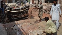 Usai Idul Adha, kulit hewan kurban dikumpulkan kemudian ditutup dengan garam untuk proses pembersihan dan pengawetan.