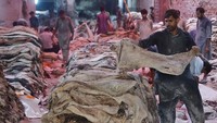 Industri kulit hewan kurban ini banyak ditemukan di Lahore, Pakistan.