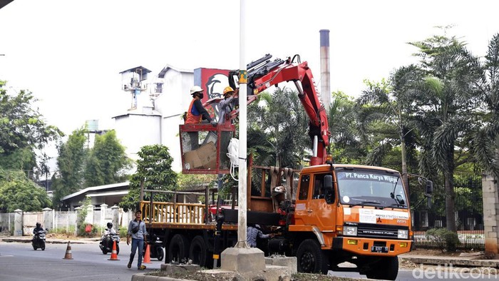 Begini Proses Perbaikan Lampu di Kolong Tol Layang Bekasi Raya Petugas melakukan perawatan lampu jalan yang berada di bawah Tol Layang Bekasi Raya. Perawatan itu meliputi perbaikan jaringan dan penggantian lampu yang mati.