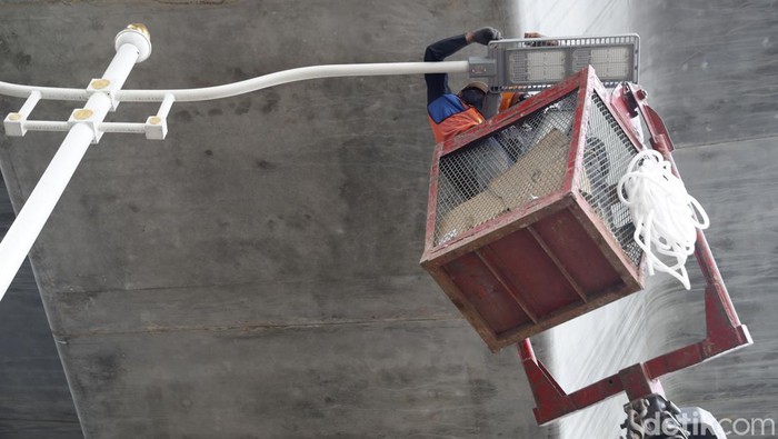 Begini Proses Perbaikan Lampu di Kolong Tol Layang Bekasi Raya Petugas melakukan perawatan lampu jalan yang berada di bawah Tol Layang Bekasi Raya. Perawatan itu meliputi perbaikan jaringan dan penggantian lampu yang mati.