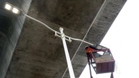 Petugas melakukan perawatan lampu jalan atau dikenal juga sebagai Penerangan Jalan Umum (PJU), di bawah kolong tol Bekasi Raya, Cakung, Jakarta, Rabu (13/07/2022).
