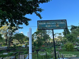 Berziarah ke Makam Buya Natsir di TPU Karet Bivak