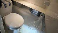Toilet di bus double decker terbaru PO Juragan 99 ini juga sudah bisa dipakai buat BAB. Toilet itu memiliki tempat penampungan khusus yang tidak dimiliki toilet-toilet bus pada umumnya. Foto: Yohan Setiawan/Adiputro