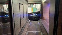 Dek bawah bus ini hanya untuk tempat tidur sopir, toilet, ruang merokok, dan juga dispenser. Foto: Yohan Setiawan/Adiputro